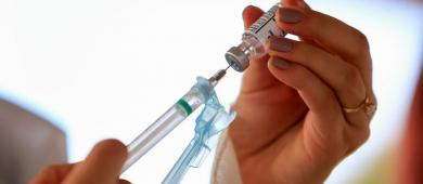 Vacina brasileira contra a covid-19 é aplicada pela primeira vez