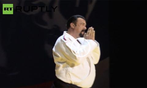 Steven Seagal, em Moscou, dá show de Aikido