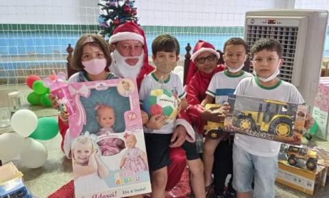 Papai Noel e Mamãe Noel fizeram a alegria da criançada em Alcinópolis